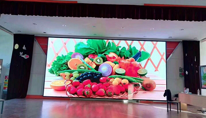 山東青島某飯店室內(nèi)P4全彩顯示屏安裝完成