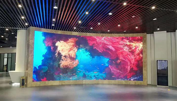 海南海口博物館室內(nèi)1.875弧形超清晰小間距全彩屏安裝測試效果
