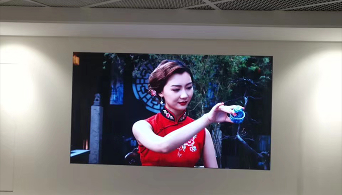 深圳珠寶連鎖店室內(nèi)p2高清全彩LED顯示屏二塊已安裝完成