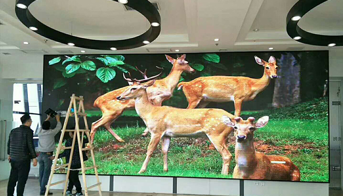 跨境購物中心室內(nèi)p2全彩顯示屏24平方完美收官