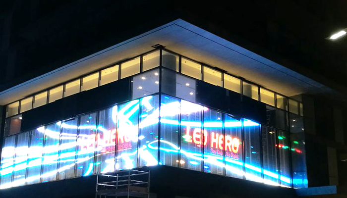 迪拜勞斯萊斯P7.82led透明屏案例